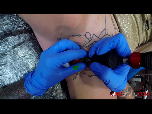 ❤️ U-Sully Savage oshisa izikhotha onama-tattoo okwedlulele wathola i-tattoo ku-clitoris yakhe ❤❌  ku-zu.yourxxxvideos.ru ❤